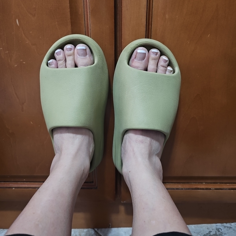 Yeezy Slides Unisex 7 Women/ 6 Men